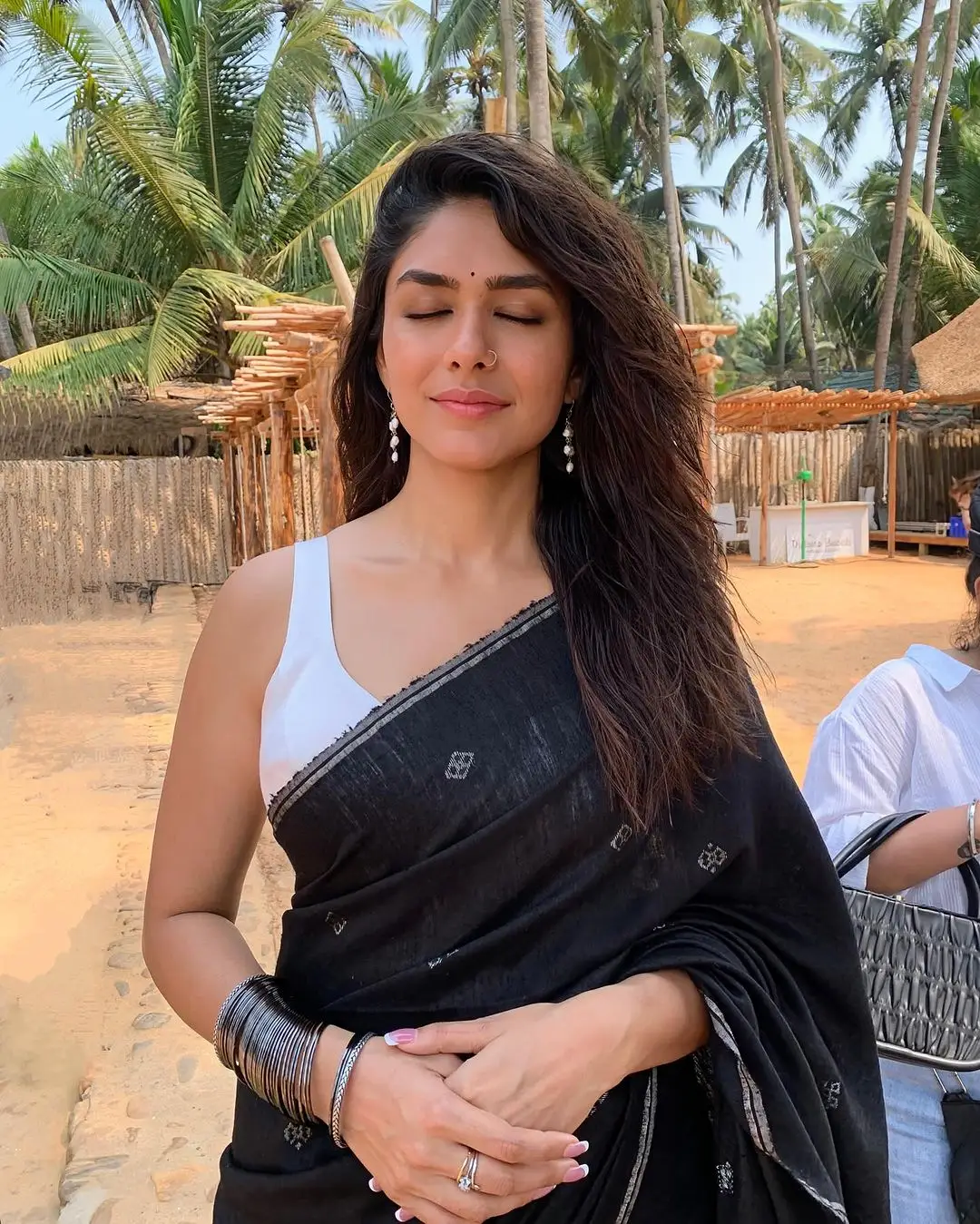 MRUNAL THAKUR IN BLACK SAREE SLEEVELESS WHITE BLOUSE 4